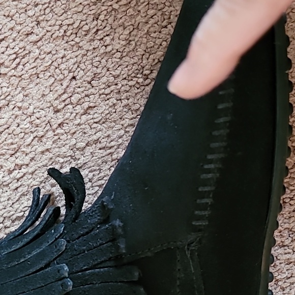 MINNETONKA black fringed suede moccasins. Size 7 - Picture 8 of 16